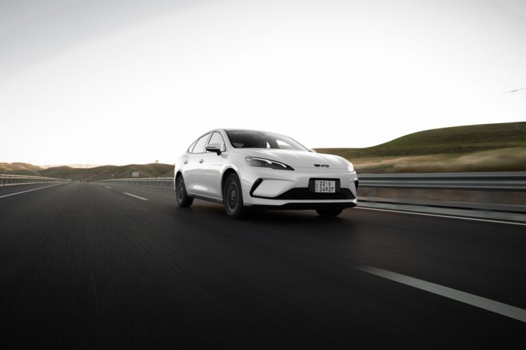 „Preissturz: BYD schockt mit 30% Rabatt auf Elektroautos“: Chinesischer Hersteller greift Tesla-Kunden an, erste Käufer strömen in Scharen zu den neuen Modellen