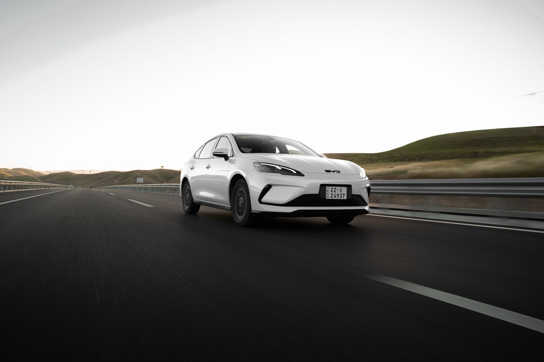 „Preissturz: BYD schockt mit 30% Rabatt auf Elektroautos“: Chinesischer Hersteller greift Tesla-Kunden an, erste Käufer strömen in Scharen zu den neuen Modellen