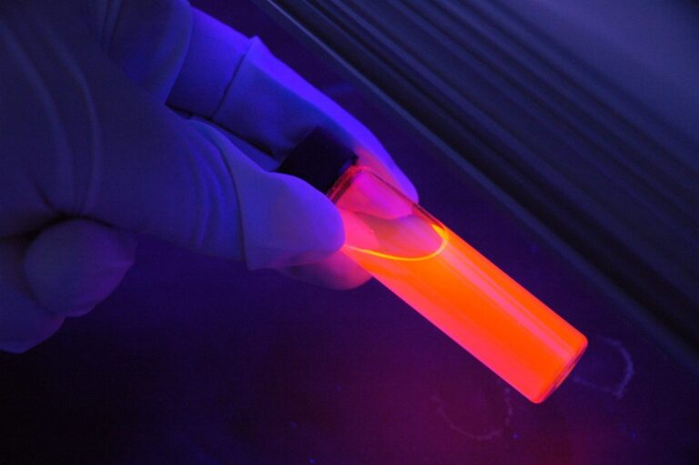 „Unglaublich, OLEDs zehnmal heller!“: Revolutionäre Moleküle revolutionieren Bildgebung und Beleuchtung auf globalem Niveau mit bahnbrechender Effizienz und Schärfe