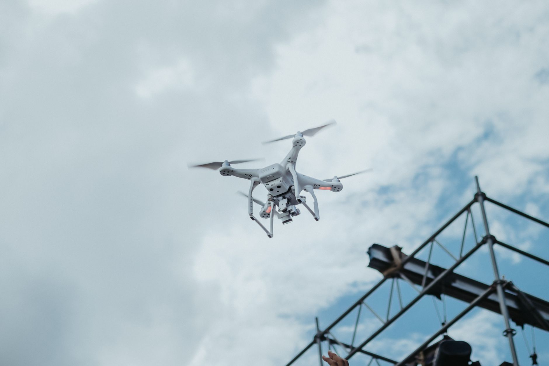 US-Geheimdienst enthüllt neue Technologie die feindliche Drohnen in Rekordreichweite aufspürt: Bedrohung erschüttert Sicherheit