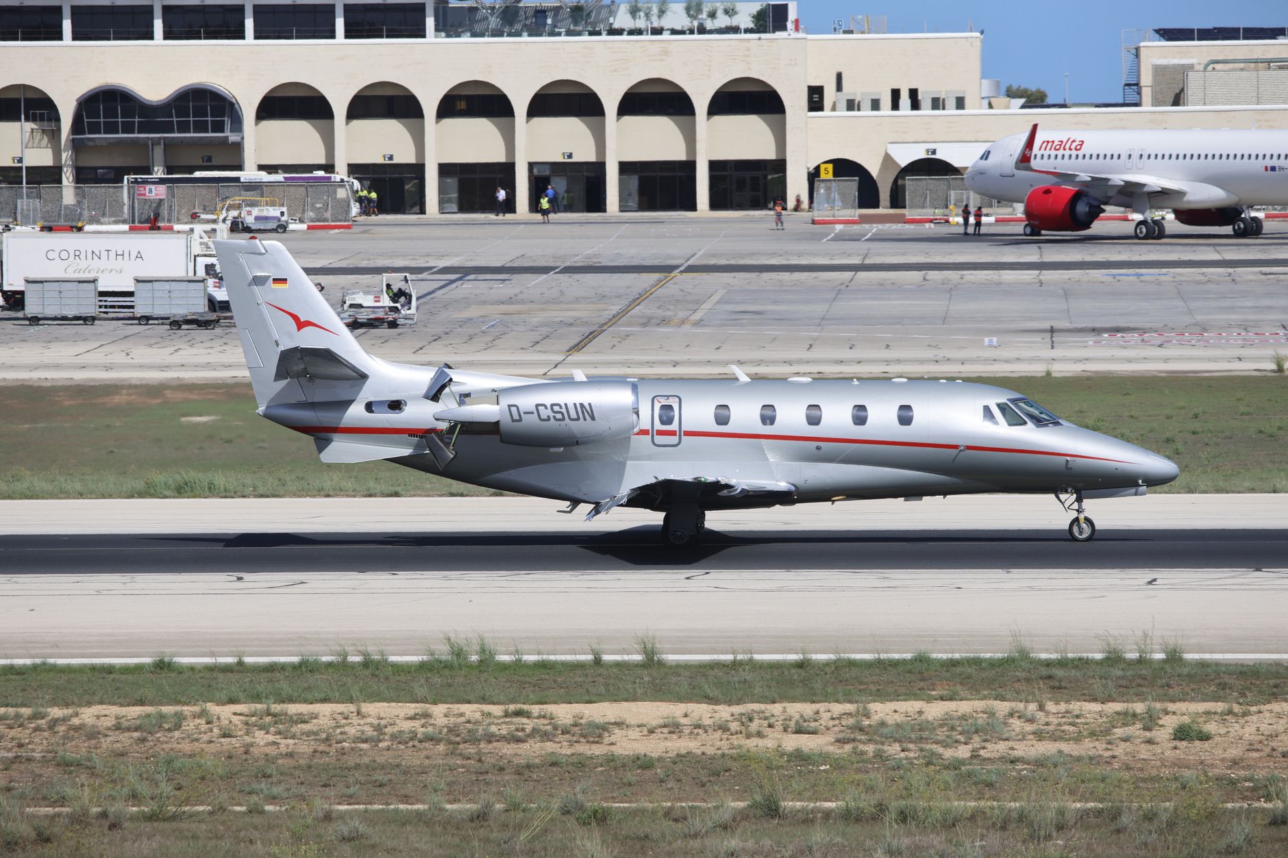 Privatjets stoßen 16 Millionen Tonnen CO₂ aus, Oxfam fordert Vermögenssteuer